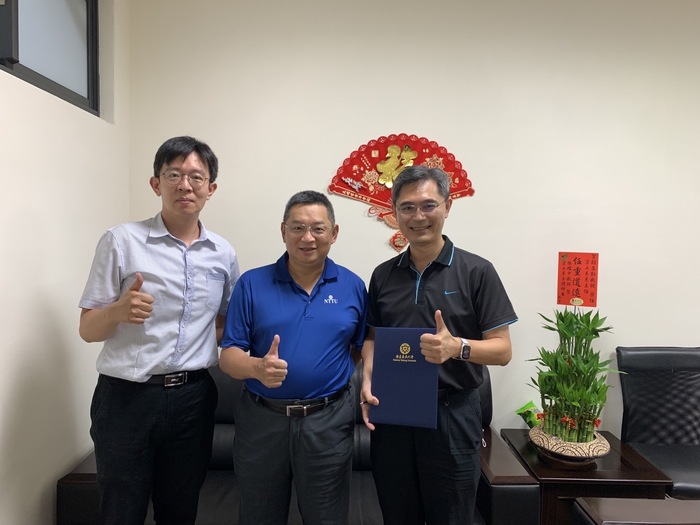 張耀中教授(右)卸任系主任，由賴盈勳副教授(左)接棒擔任系主任