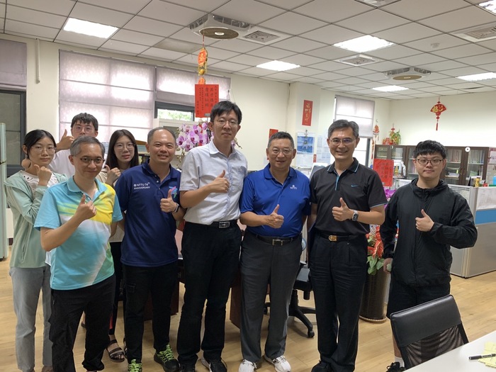 與辦公室同仁一同合照